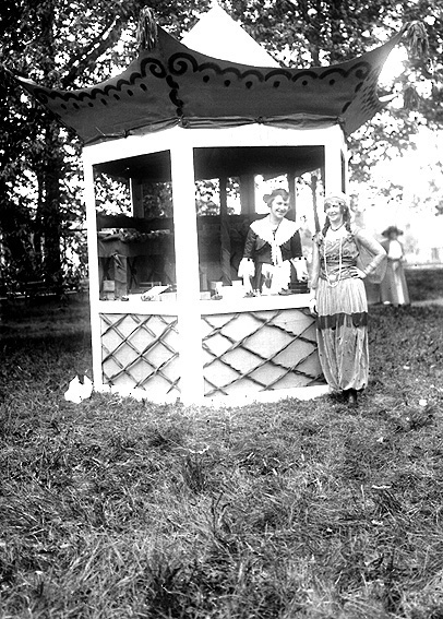 Cigarrer kan köpas under Barnens-Dags-firandet i Våxnäsparken nån gång på 1920-talet.