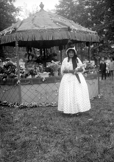 Blommor till salu. Barnens-Dags-firandet i Våxnäsparken nån gång på 1920-talet.