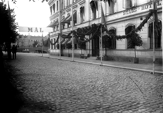 Biltävling i Karlstad några år in på 1920-talet med målgång utanför Statt