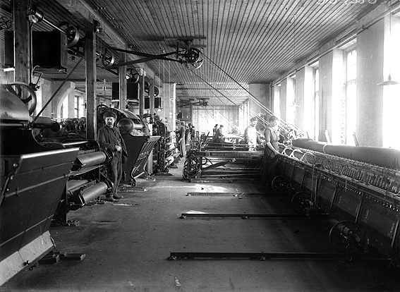 Interiör från Karlstads Spinneri & Väveri på en bild från början av 1920-talet.