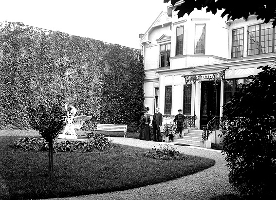 Bankdirektör Axel Sandwall med familj framför villan på Malmtorgsgatan 12.  Huset uppfördes 1906 och revs 1956.