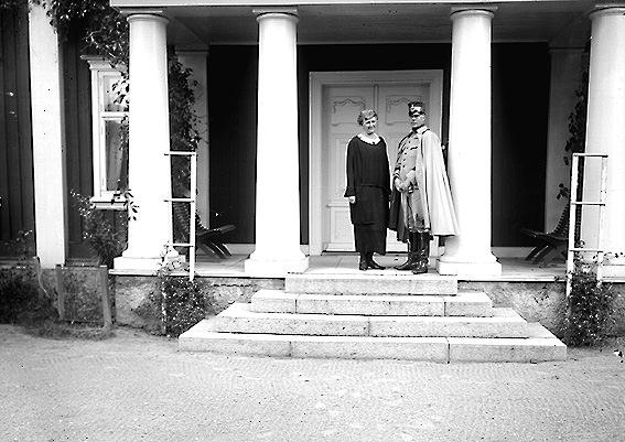 Överste Gösta Leijonhufvud, regementschef 1918-1927, med maka vid entrén till Sandbäckens herrgård.