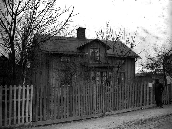 Mindre fastighet på okänd plats i Karlstad för ca 100 år sedan.