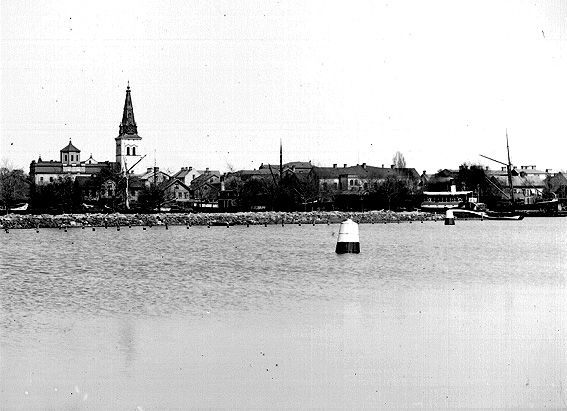 Inre hamn med Karlstadssiluett runt förra sekelskiftet.