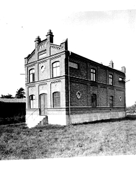 Denna byggnad var en mottagningsstation för elektrisk energi från Brattfors AB i Dejefors. Den var i bruk 1905-1956 och låg mellan Munkforsgatan och järnvägen i Haga.