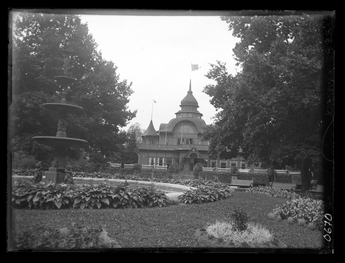 På kuvertet står följande information sammanställd vid museets första genomgång av materialet:  Restaurangbyggnaden i Stadsträdgården med fontänen, tillverkad av Stockholmsföretaget Bolinder, senare Bolinder & Munktell, år 1896, på detta foto från 1903.