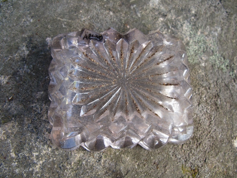 Liten fyrkantig skål av pressglas, ett par. delar 1-2.