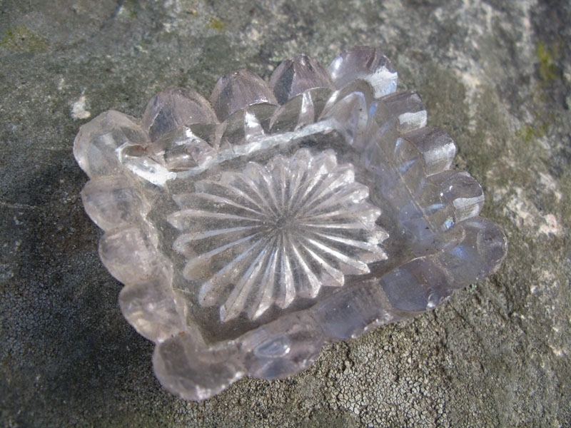 Liten fyrkantig skål av pressglas, ett par. delar 1-2.