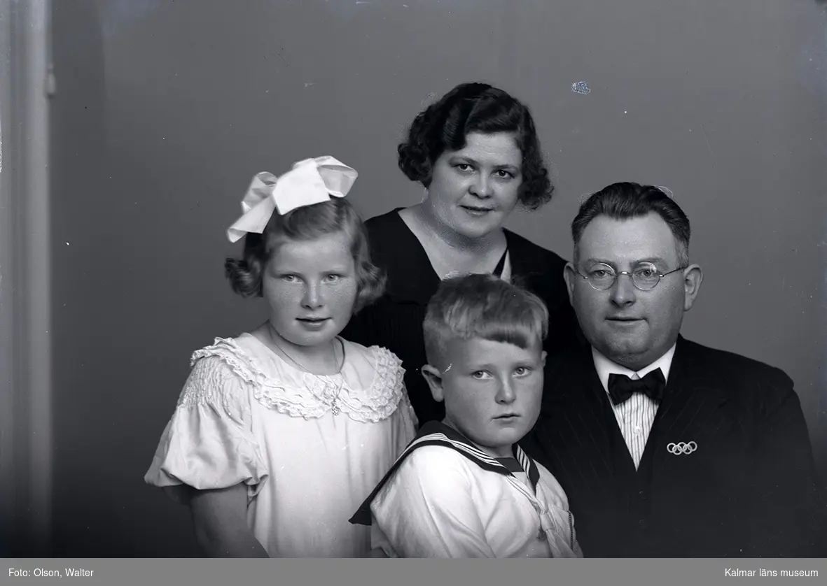 John Wilhelm Sederblad och Elsa Sederblad (f. Johansson) med barnen Gärd och Alf, S:a Möckleby. Beställare JW Sederblad. Degerhamn. Ur Walter Olsons negativsamling.