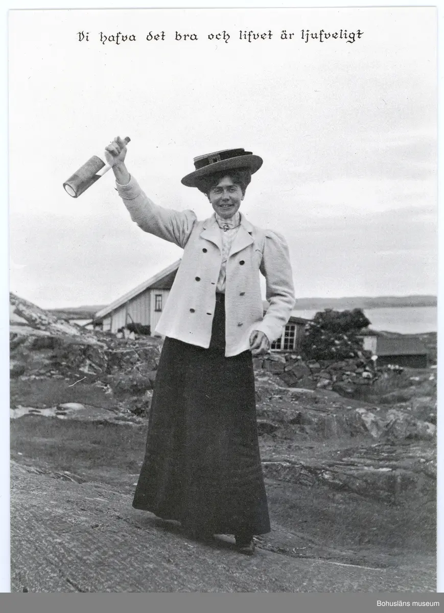 Tryckt text på kortet: "Vi hafva det bra och lifvet är ljufveligt"
"CARLA-Förlaget, Lysekil. tel. 10919,10320."