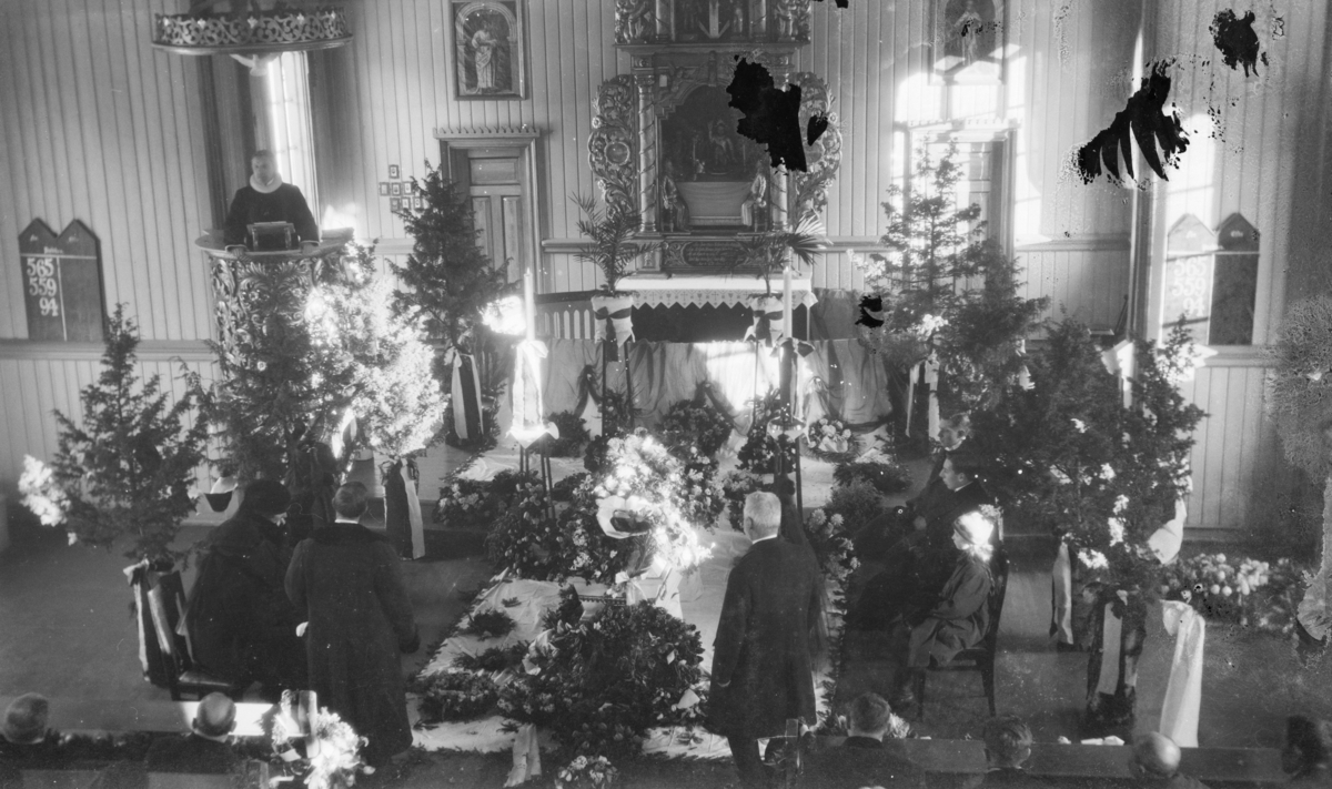 Christian Skredsvigs båre i Eggedal kirke i januar 1924