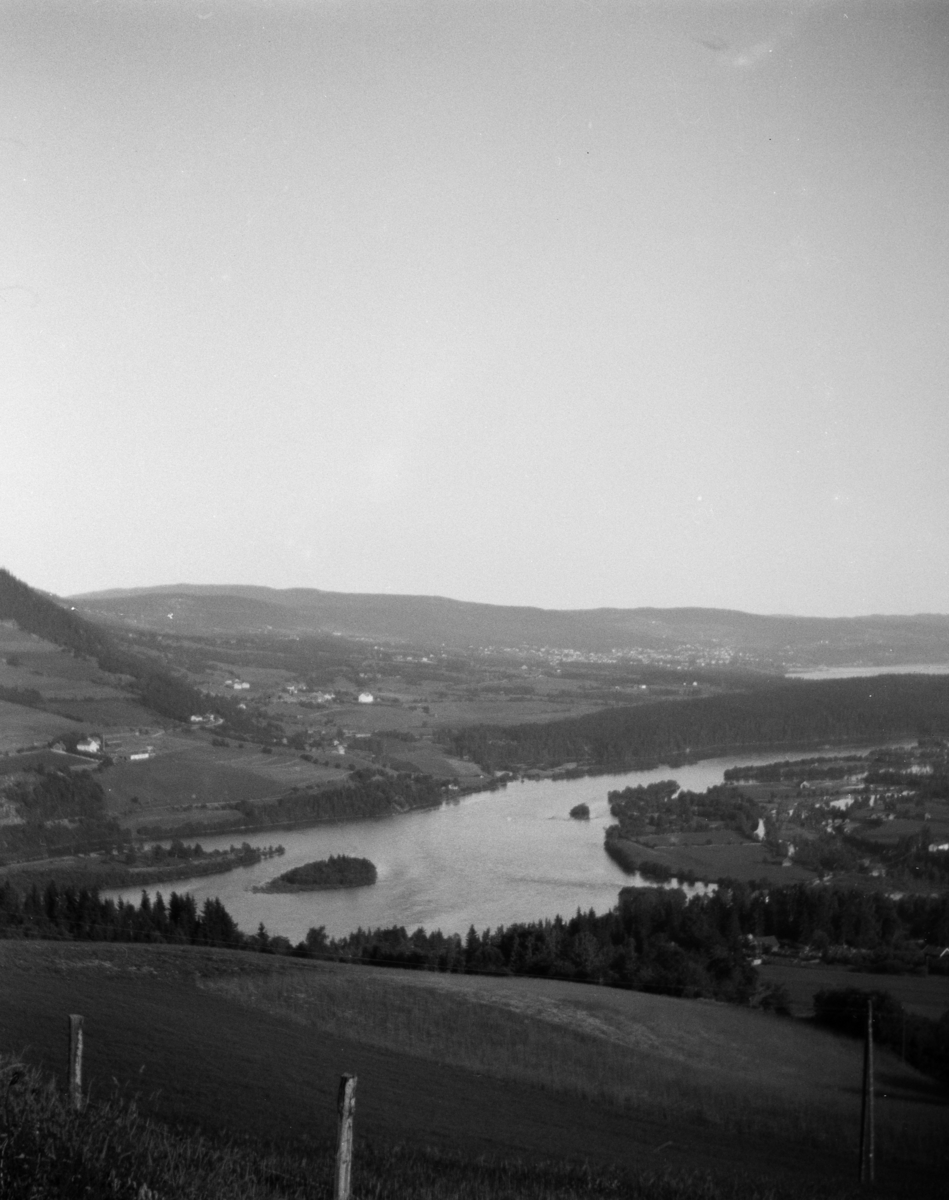 Utsikt fra Jørstadhøgda mot Lågen og Lillehammer