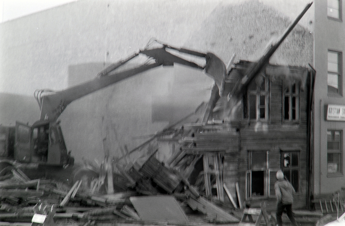 Korslundgården, Grønnegata 92, Hamar. Riving, gravemaskin, materialer,