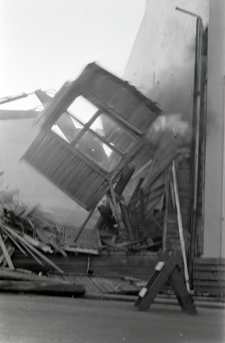 Korslundgården, Grønnegata 92, Hamar. Riving, gravemaskin, materialer,