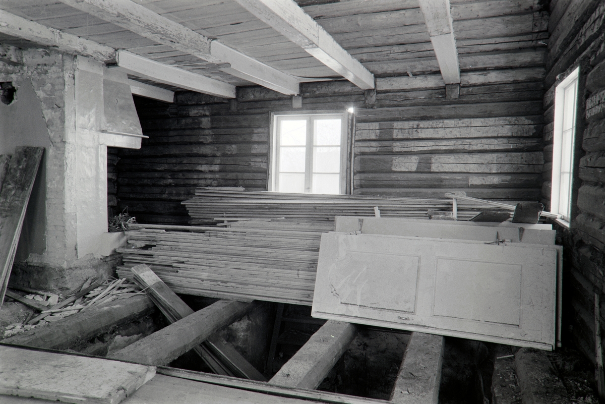 Hamar, Furubergvegen, Prestrud gård, (Presterud), tidligere Furnes kommune, hovedbygning under riving, stue i 1. etasje,
