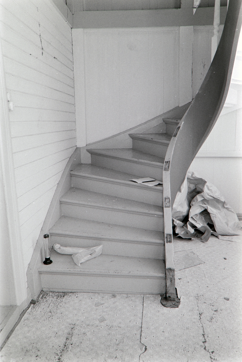 TREHUSET I ØSTREGT. 122 i Hamar, GANG OPP TIL 2. ETG. Dokumentasjon før riving. Dok-10894-10963