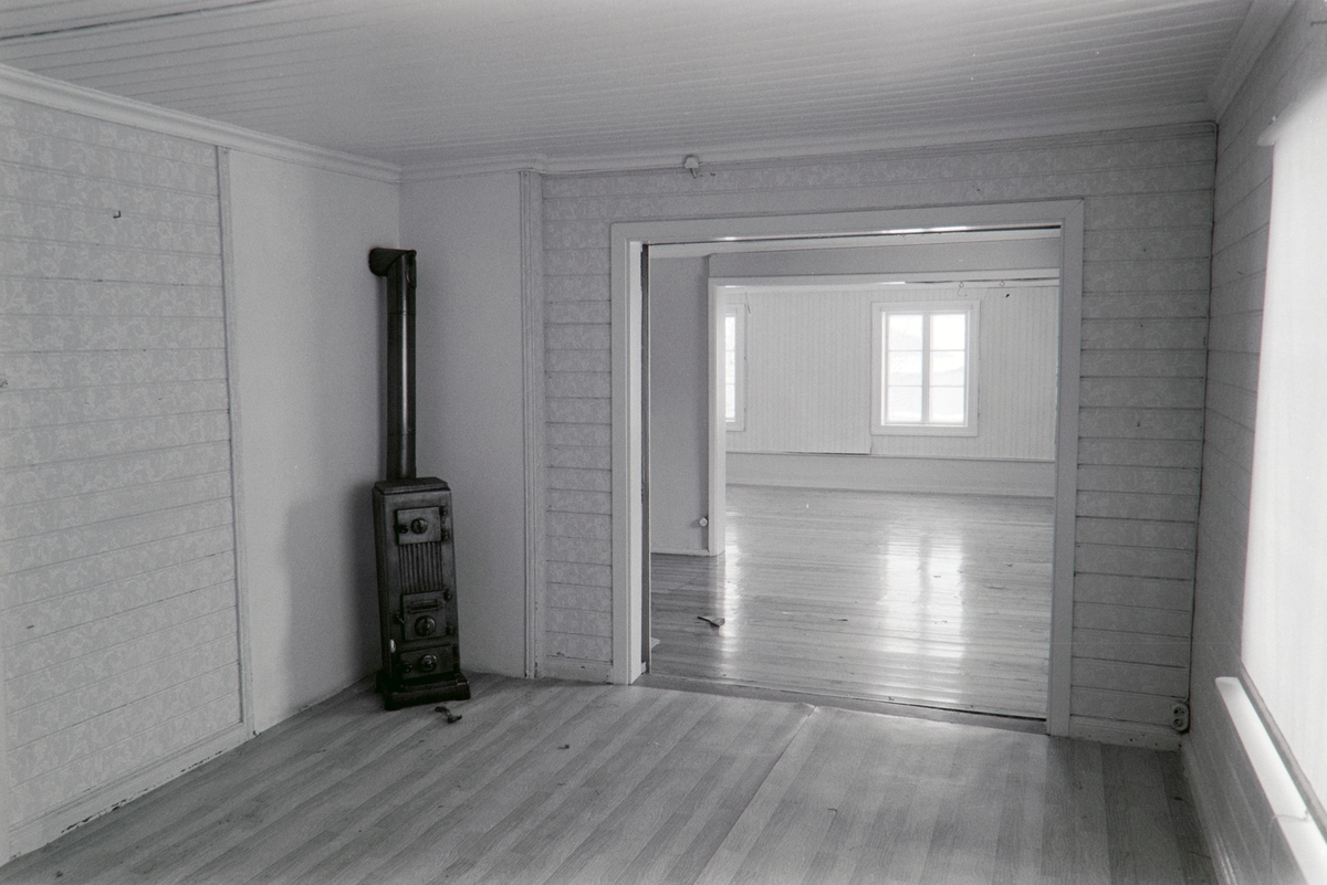 TREHUSET I ØSTREGT. 122, Hamar, ROM MOT VEST. Ovn. Dokumentasjon før riving. Dok-10894-10963