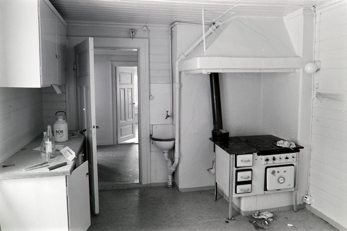 TREHUSET I ØSTREGT. 122, Hamar, KJØKKEN, ØST, 1. ETG. Gammel stekeovn. Dokumentasjon før riving. Dok-10894-10963