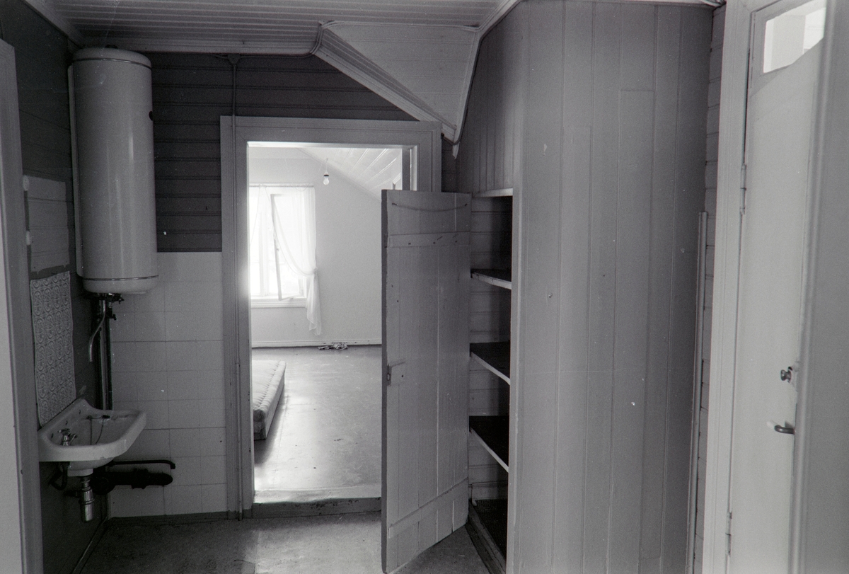 TREHUSET I ØSTREGT. 122 i Hamar, GANG, ØST. Vaskeservant. Dokumentasjon før riving. Dok-10894-10963