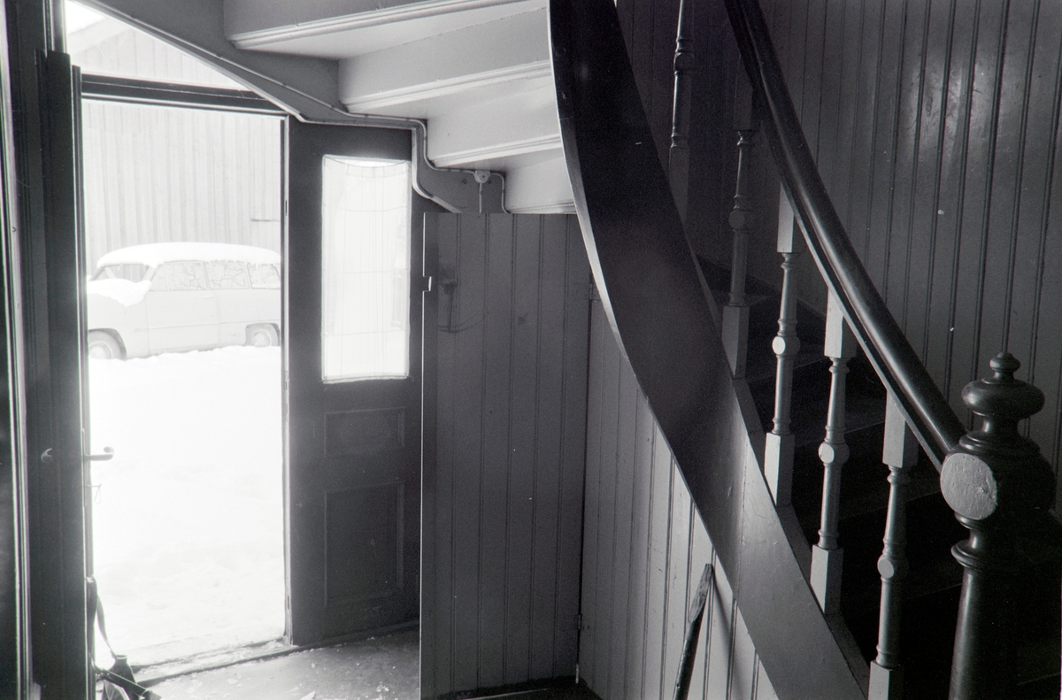 TREHUSET I ØSTREGT. 122, Hamar. TRAPPEGANG, 1. ETG. 