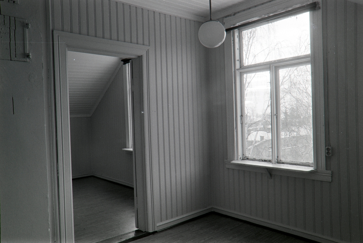 TREHUSET I ØSTREGT. 122 i Hamar. LOFT, 3. ETG. Utslagsvask og ovn. 