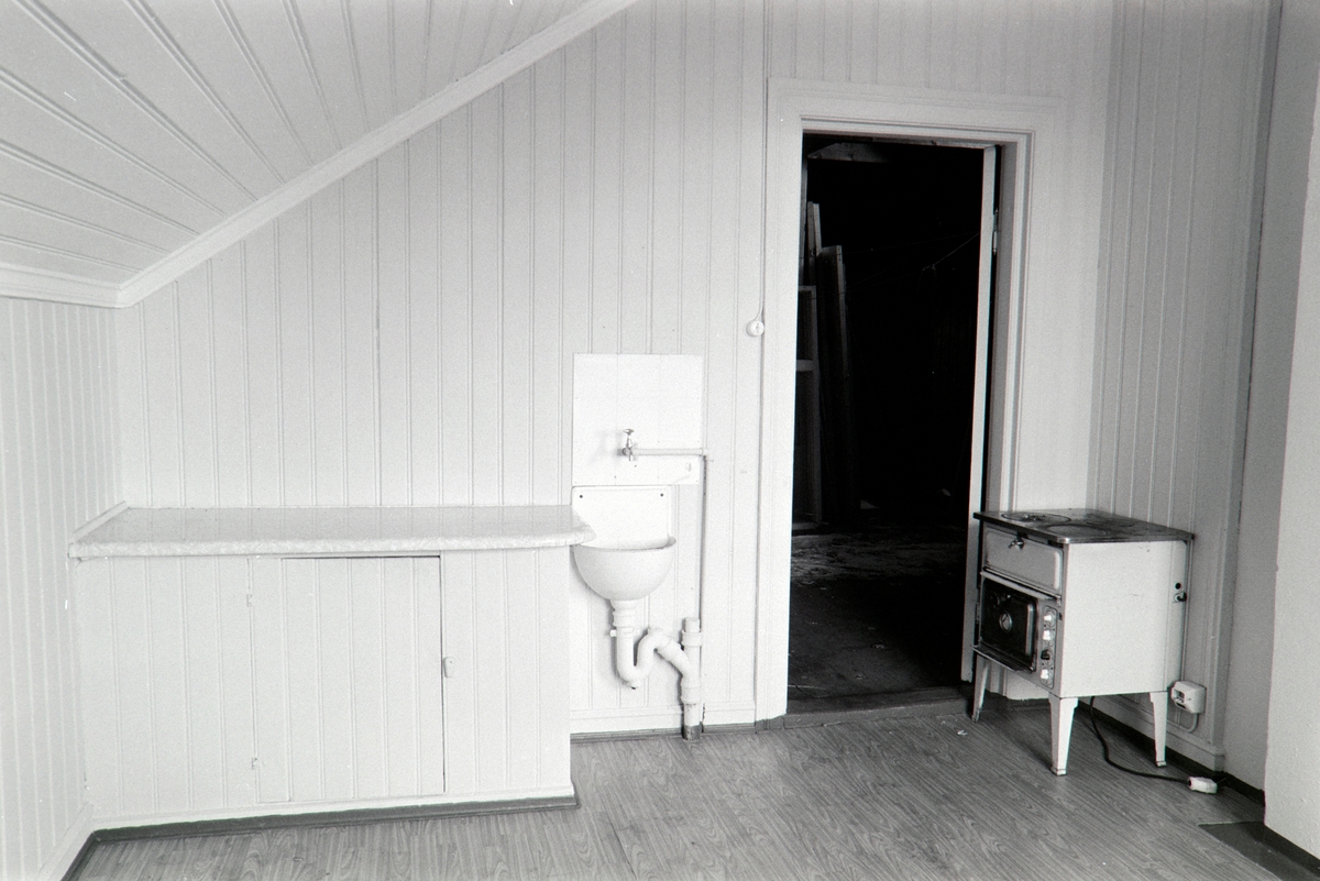 TREHUSET I ØSTREGT. 122 i Hamar. LOFT, 3. ETG. Utslagsvask og ovn ...