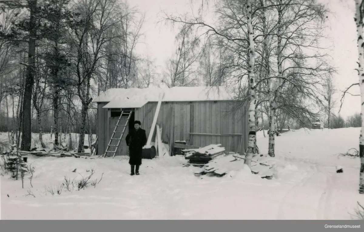 Den nye rikstelefonstasjonen på Svanvik 1947. Telegraffullmektig Skotnes i forgrunnen. 