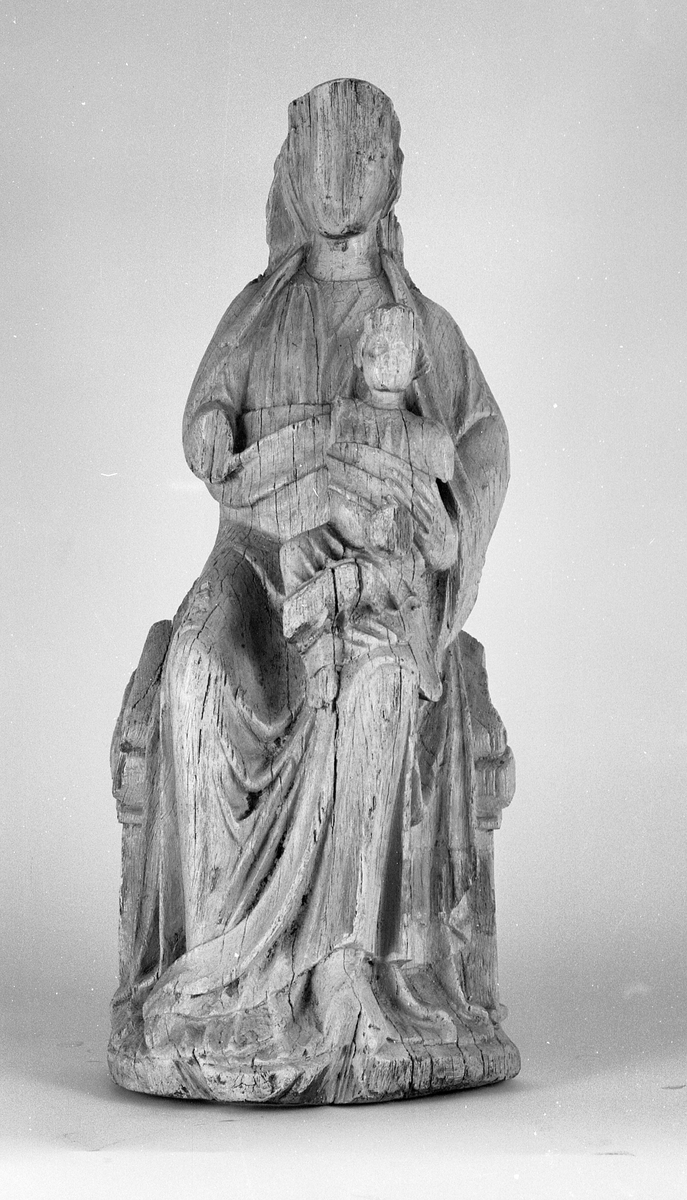 Huseby-madonnaen, Husebymadonnaen, Huseby gård i Stange. Middelalderskulptur i tre fra 1200-tallet. 