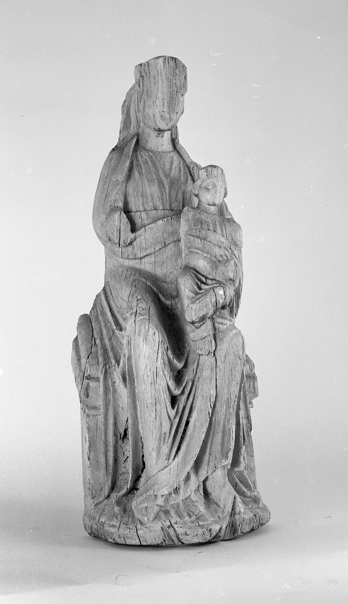 Huseby-madonnaen, Husebymadonnaen, Huseby gård i Stange. Middelalderskulptur i tre fra 1200-tallet. 