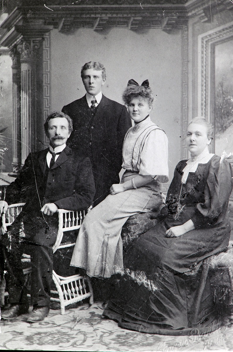 Sandvold familiegruppe, Brumunddal. F. v. malermester Syver Sandvold, f. 16. 10. 1859 - d. 07.02.1952. Peder Sandvold f. 14. 08. 1884 -d. 30.10.1969.  Agnethe Sandvold g. Gjerde i Drammen,  Antonette Sandvold 28. 07. 1861.