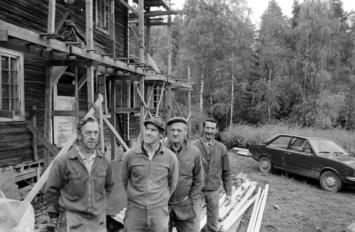 Klevfos Industrimuseum, Ådalsbruk, Løten. Bygningsarbeidere (Rolf Snekkersveen fra Vallset, Reidar Ottinsen, Asbjørn Hansen, Ådalsbruk, Einar Karlsen Aas, Ådalsbruk). Restaurering av funksjonærboligen, Skjærdal.