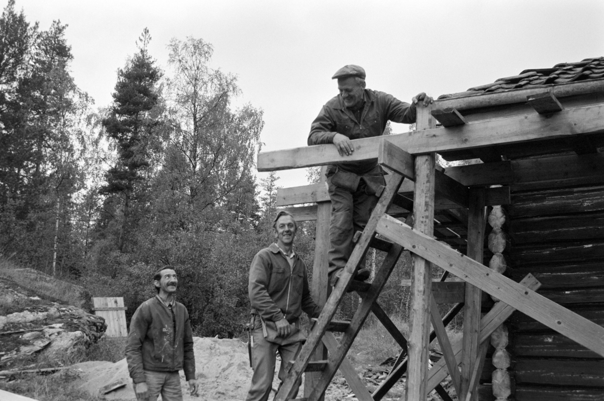 Klevfos Industrimuseum, Ådalsbruk, Løten. Bygningsarbeidere (Einar Karlsen Aas, Ådalsbruk, Rolf Snekkersveen fra Vallset, Asbjørn Hansen, Ådalsbruk,. Restaurering av funksjonærboligen, Skjærdal.