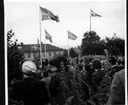 Folksamling runt en tillfällig scen i Braheparken i Gränna i samband med Eriksgata.