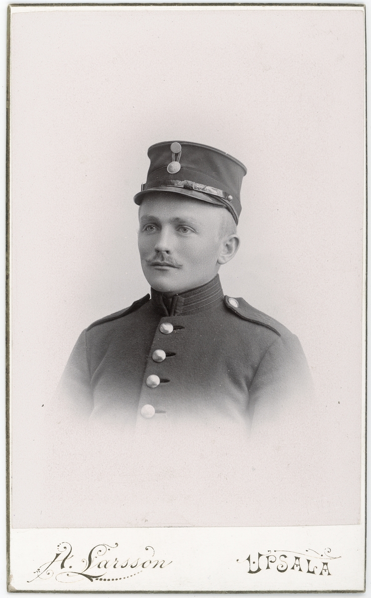 Kabinettsfotografi - man i uniform, Uppsala 1903