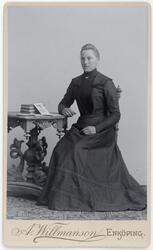 Kabinettsfotografi - kvinna, Enköping 1903