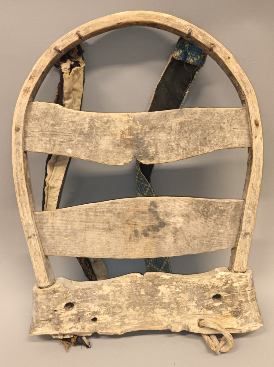 Bakmeis av ask med selar av tøy. Den eine selen er brodert med ullgarn. Den andre er i stoff med admiralband kring langsidene. Innskore bokstavar og årstal: B.I.S. 1813.