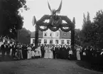 Den 5 september 1896 sammanvigdes kamrer Fredrik Rosin och Ingrid Fredholm. Efter vigseln i Klockrike kyrka bjöds följet till brudens fars och styvmoders gods Karlshov för, som vigselannonsen uppger, en frukostmiddag för det stora sällskapet. Det är i den stunden vi ser bröllopsföljet samlade för fotografering framför godsets huvudbyggnad. Dagen till ära hade man som brukligt ordnat en praktfull äreport.