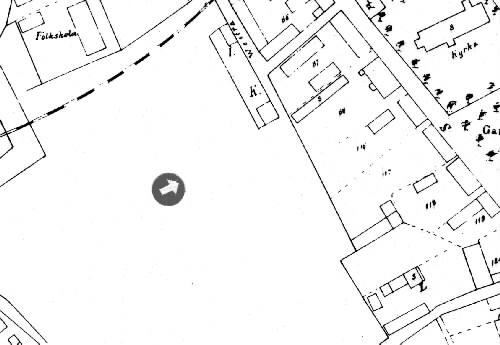 I bildens mitt stadens fattighus jämte uthus 1873-93. Tillbyggt 1894. Rivet 1916. (C.E.)