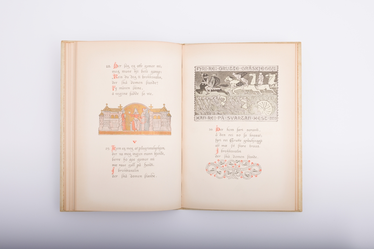 Innbundet bok i originalbind av kunstpergament med glassperler og helt gullsnitt: «Draumkvæde. Et digt fra middelalderen». Oktavformat, 30 sider upaginert inkludert to ulike tittelblader. Publikasjon nr. 1 utgitt av Forening for norsk bogkunst. Trykt av W.C. Fabritius & Sønner A/S, Kristiania 1904. Bokbind av H.M. Refsum. Teksten redigert av Moltke Moe med illustrasjoner av Gerhard Munthe. Meget pent og intakt eksemplar i bibliofilutgave, Håndsignert «Eksemplar nr. 7.» og «G.M.» for Gerhard Munthe i kolofonen (bakerst). For full kolofontekst se interne opplysninger. Også inkludert separat vedlegg/flyveblad med redaksjonelle opplysninger.