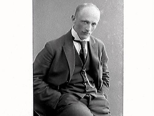 Fyra ateljéfoton av dåvarande redaktör Albert Andersson som 30-åring. Han tog 1929 namnet Sandklef och var svensk folkminnesforskare och kulturhistoriker. Han började med oavlönat arbete på dåvarande Varbergs museum 1921 och var mellan 1931–1961 dess chef. Museet kom under hans ledning att bli landets största folkminnesarkiv utanför universitetsorterna. Han var även sekreterare i Hallands hembygdsförbund 1922-1955. Sandklef både arbetade och bodde med sin familj på fästningen.