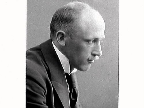 Fyra ateljéfoton av dåvarande redaktör Albert Andersson som 30-åring. Han tog 1929 namnet Sandklef och var svensk folkminnesforskare och kulturhistoriker. Han började med oavlönat arbete på dåvarande Varbergs museum 1921 och var mellan 1931–1961 dess chef. Museet kom under hans ledning att bli landets största folkminnesarkiv utanför universitetsorterna. Han var även sekreterare i Hallands hembygdsförbund 1922-1955. Sandklef både arbetade och bodde med sin familj på fästningen.