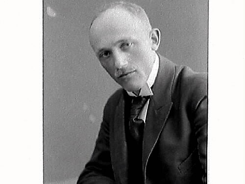 Fyra ateljéfoton av dåvarande redaktör Albert Andersson som 30-åring. Han tog 1929 namnet Sandklef och var svensk folkminnesforskare och kulturhistoriker. Han började med oavlönat arbete på dåvarande Varbergs museum 1921 och var mellan 1931–1961 dess chef. Museet kom under hans ledning att bli landets största folkminnesarkiv utanför universitetsorterna. Han var även sekreterare i Hallands hembygdsförbund 1922-1955. Sandklef både arbetade och bodde med sin familj på fästningen.