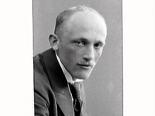 Fyra ateljéfoton av dåvarande redaktör Albert Andersson som 30-åring. Han tog 1929 namnet Sandklef och var svensk folkminnesforskare och kulturhistoriker. Han började med oavlönat arbete på dåvarande Varbergs museum 1921 och var mellan 1931–1961 dess chef. Museet kom under hans ledning att bli landets största folkminnesarkiv utanför universitetsorterna. Han var även sekreterare i Hallands hembygdsförbund 1922-1955. Sandklef både arbetade och bodde med sin familj på fästningen.