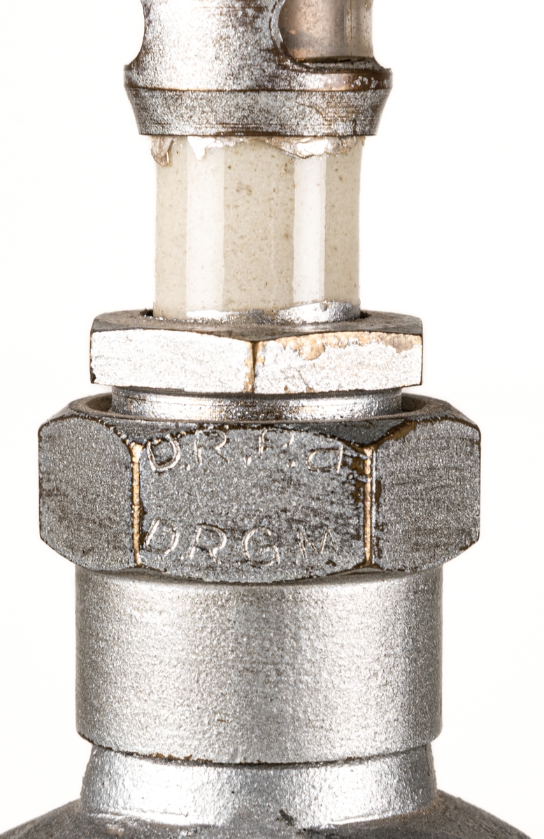 Modell av cylinder, vevstake och kolv i genomskärning. Järn, trä. Invändigt målad svart, röd och blå. Metalletikett med text "P.A. Norstedt & Söner Stockholm".