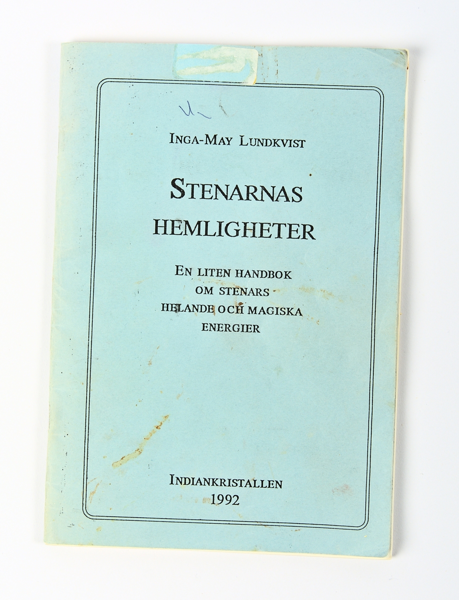 A: Samling bestående av 27 stycken stenar och halvädelstenar.

B: Bok. Häftad. "Stenarnas hemligheter. En liten handbok om stenars helande och magiska energier. Indiankristallen 1992." Författare Inga-May Lundkvist 1992.
