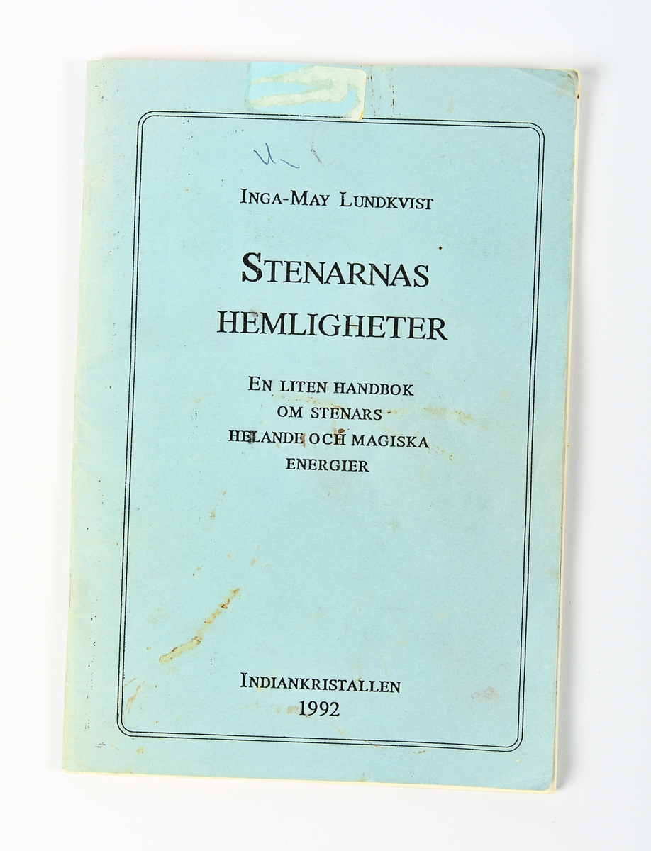 A: Samling bestående av 27 stycken stenar och halvädelstenar.

B: Bok. Häftad. "Stenarnas hemligheter. En liten handbok om stenars helande och magiska energier. Indiankristallen 1992." Författare Inga-May Lundkvist 1992.