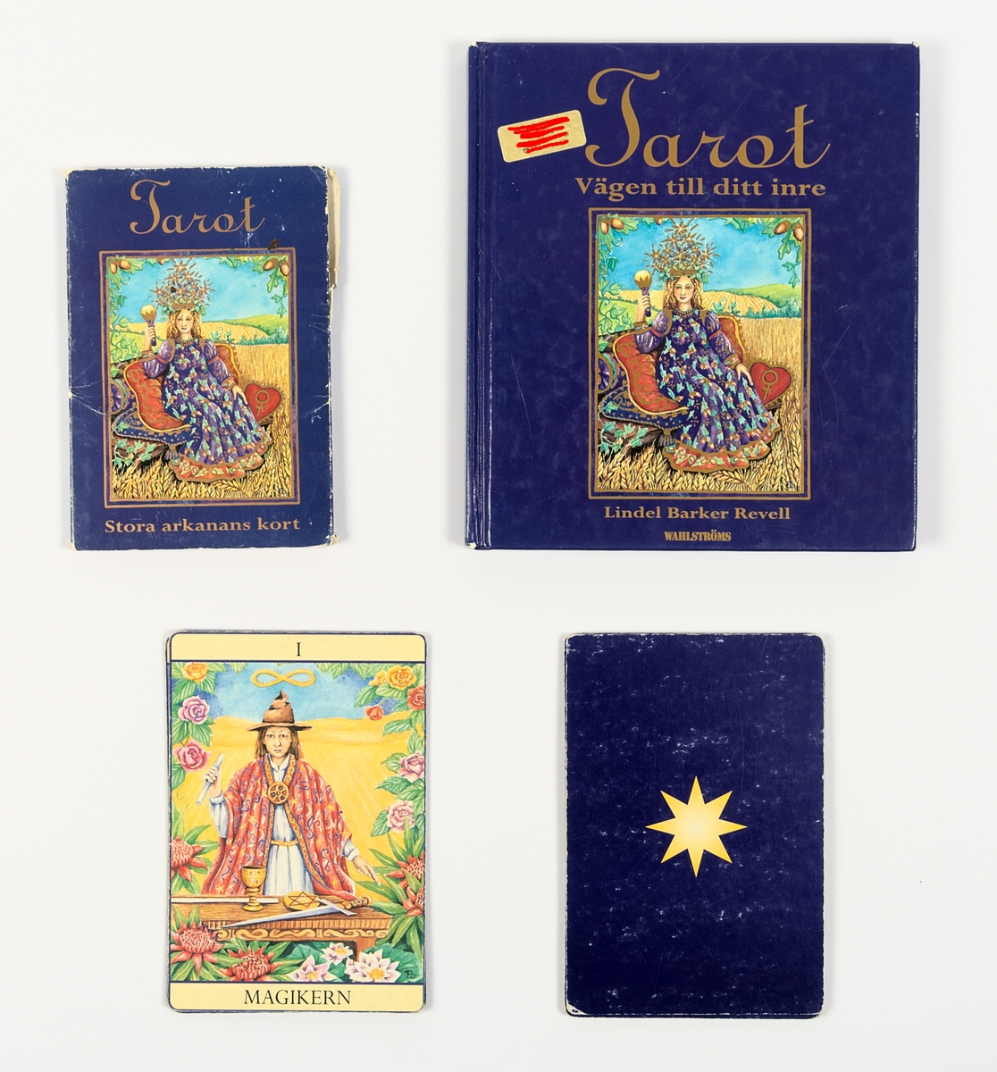 Tarotkortlek (Stora arkanans kort) med tillhörande instruktionsbok författad av Lindel Barker Revell.

A: Kortlek bestående av 22 stycken illustrerade kort. Korten är tillverkade av papper förstärkt med syntetisk film. Till kortleken hör ett illustrerat fodral med texten: "Tarot - Stora arkanans kort".
Kortstorlek. Höjd: 160 mm. Bredd: 108 mm.

B: Bok. "Tarot - vägen till ditt inre". Författade av Lindel Barker Revell. Utgiven av bokförlaget Wahlströms 1996.
Bokstorlek. Höjd: 210 mm. Bredd: 180 mm.