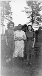 Hanna Lönnroth f 1887 i Purastorp, Röjdåfors med döttrarna A