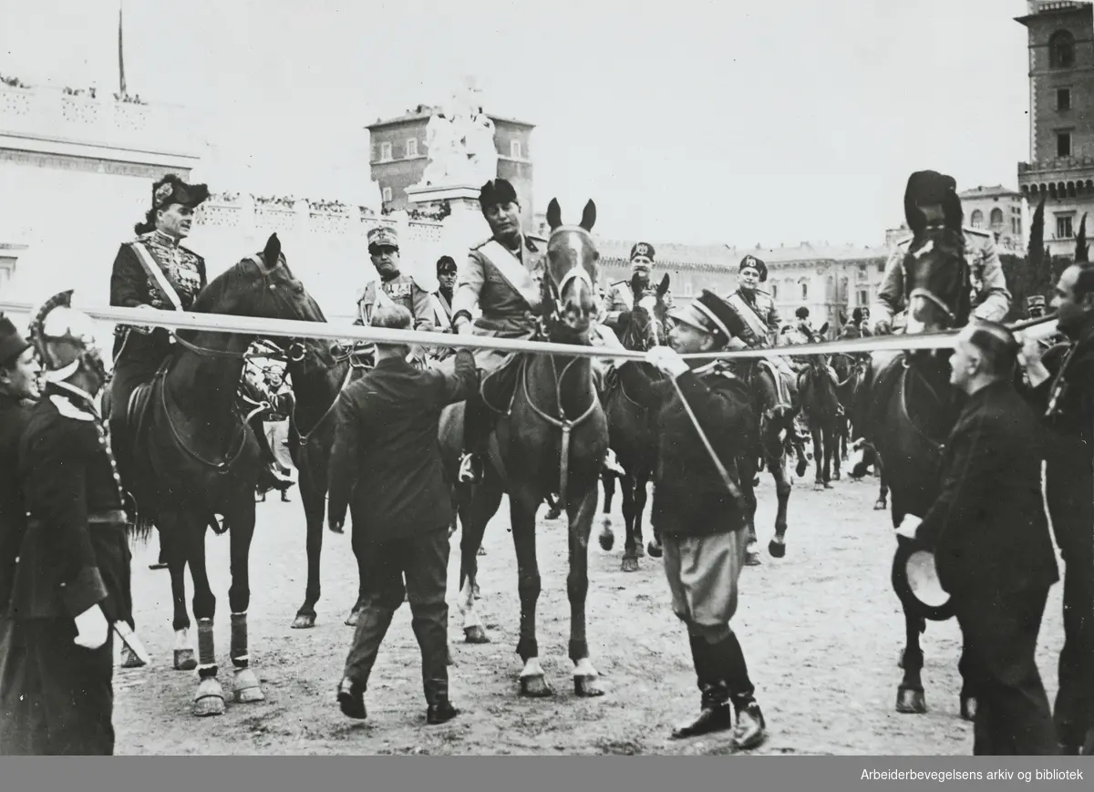 "Mussolini foretar den offisielle åpningen av Via dell'Impero - Via dei Fori Imperiali i Roma. Veibygning synes å være et særlig yndet arbeide i fasciststater". 9. April 1932. Arbeidermagasinet