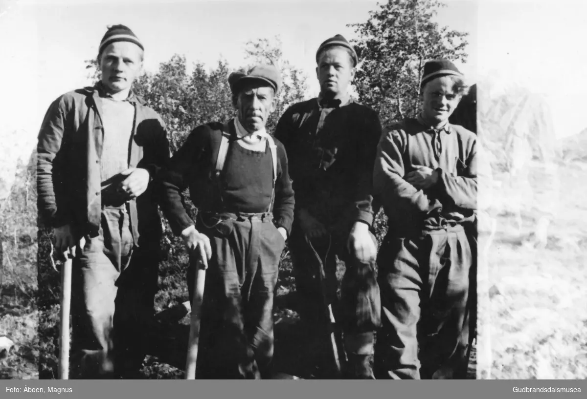 På vegarbeid ved Auraanlegget ca. 1950.  
F.v.: Lars Nyhus (f. 1927), Rikard Hosar (f. 1897), Halvard Hyrve (f. 1926), Ola Knutsødegård (f. 1928)